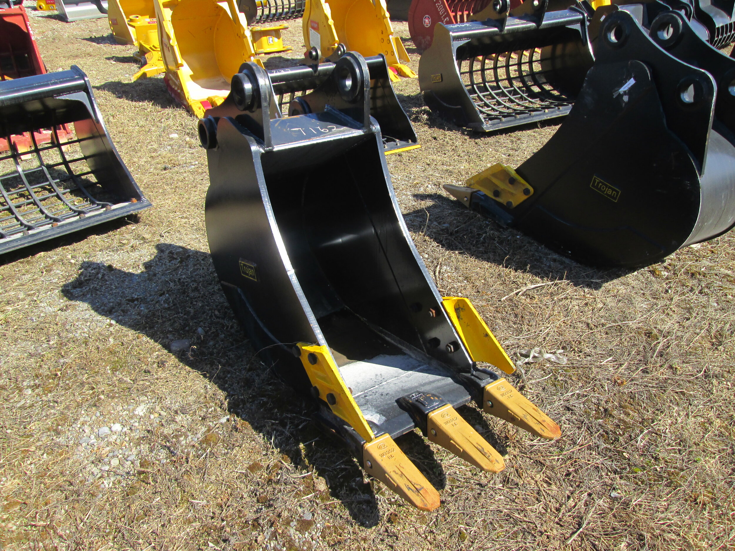 #7162-New 24" DE Tooth Bucket  Komatsu PC200, Kobelco SK200 , Hitachi  - REGULAR PRICE $4,198.95 CASH OR WIRE TRANSFER PRICE IS