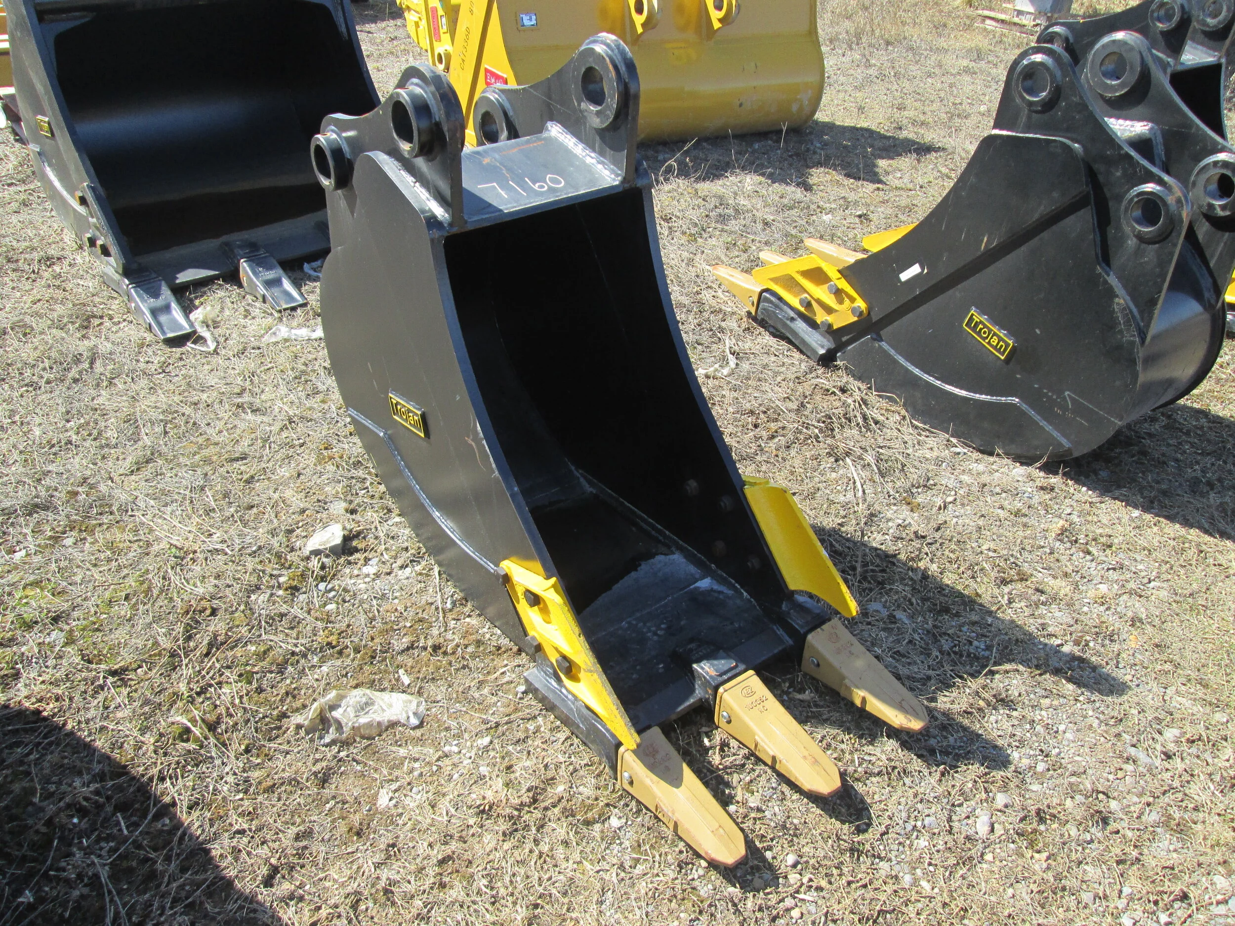 #7160- New 24"  DE Tooth Bucket  Komatsu PC200, Kobelco SK200, John Deere 150  - REGULAR PRICE $4,198.95 CASH OR WIRE TRANSFER PRICE IS