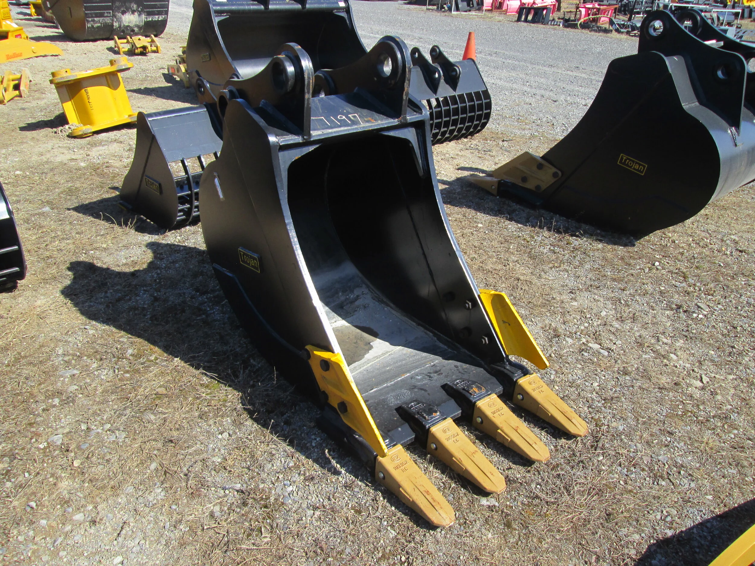 #7197-  New 30"  DE/Trojan Tooth Bucket Fits Komatsu PC200, Kobelco SK200, John Deere 150 - REGULAR PRICE $4,513.95 CASH OR WIRE TRANSFER PRICE IS