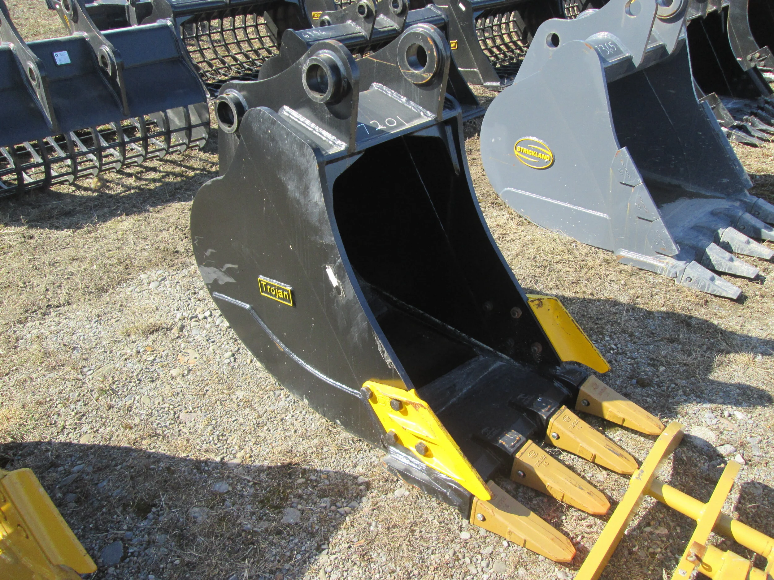 #7201-  NEW 30" DE/Trojan Tooth Bucket  Komatsu PC200, Kobelco SK200, CAT320  - REGULAR PRICE $4,513.95 CASH OR WIRE TRANSFER PRICE IS