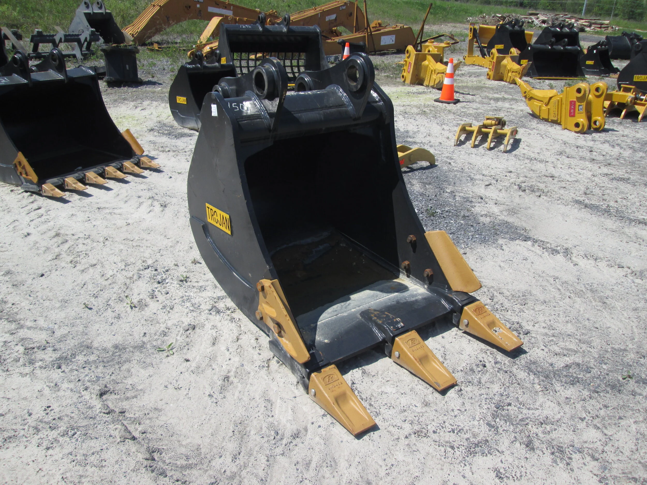 #1509-  New 36" DE/Trojan Tooth Bucket Hitachi EX220, Komatsu PC300, John Deere JD220 - REGULAR PRICE $5,248.95 CASH OR WIRE TRANSFER PRICE IS