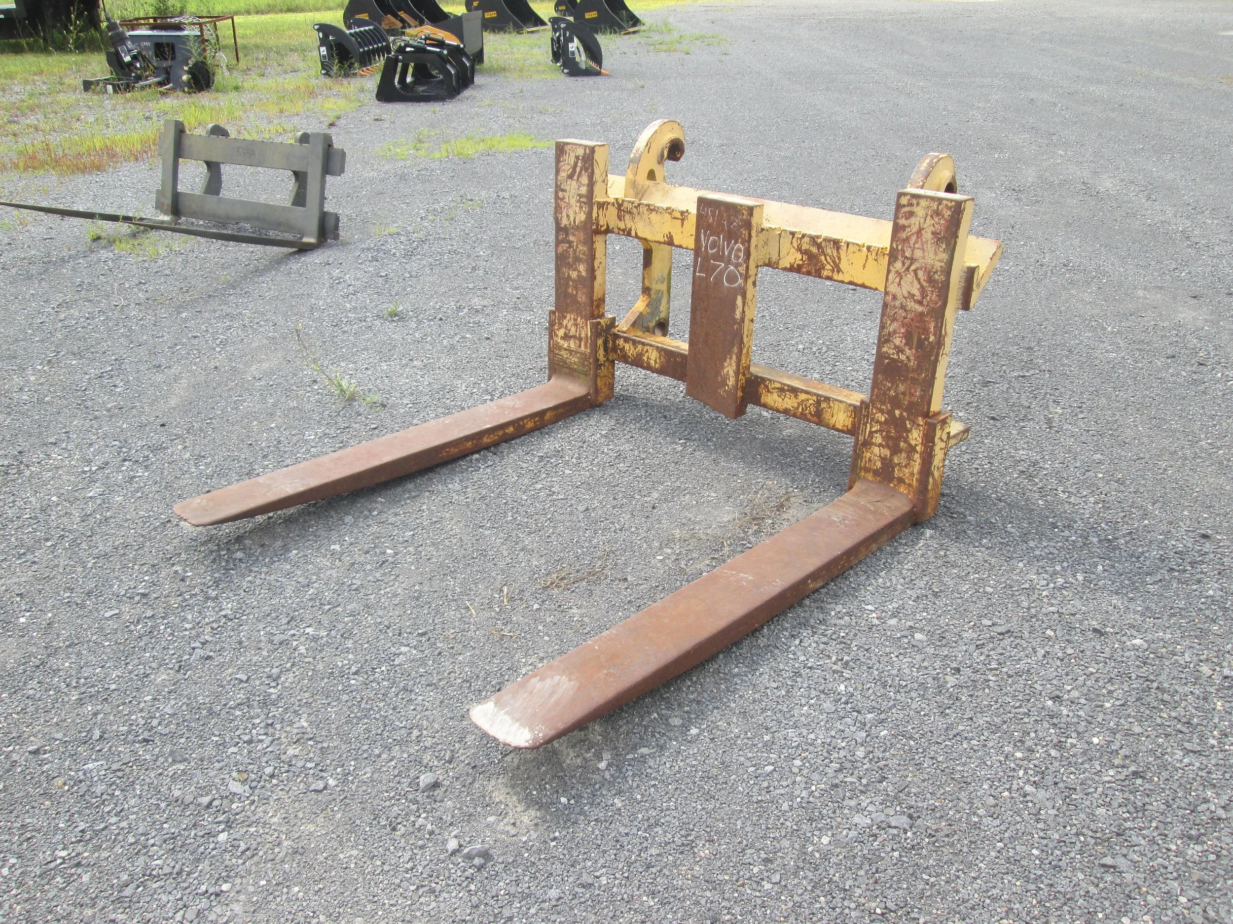 C691 CE QC Forks Fixed, Not Adjustable for Volvo L70, L90 Loader