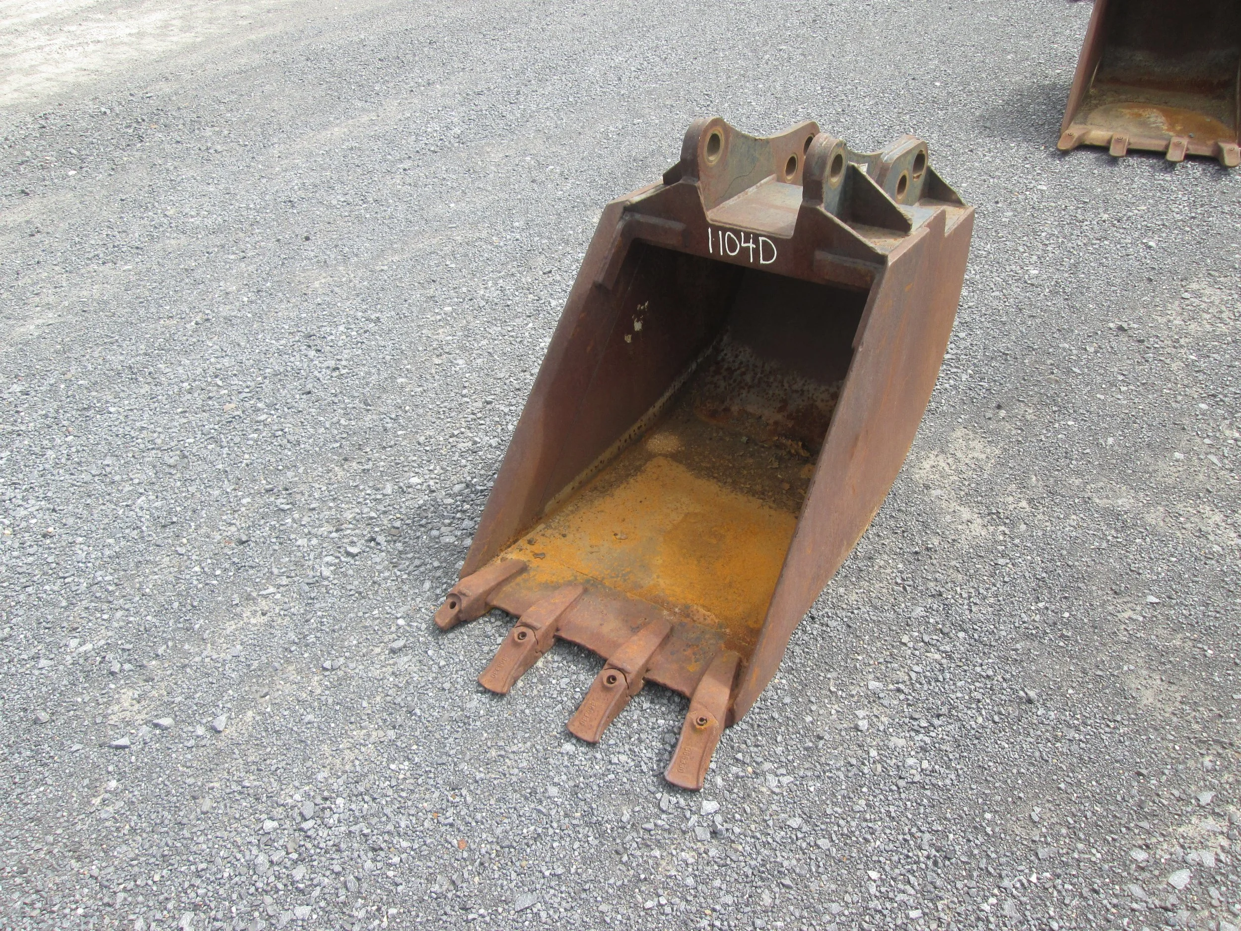 1104D 24" USED FORD / NEW HOLLAND TOOTH BUCKET FITS FORD / NEW HOLLAND 555 BACKHOE — Carroll