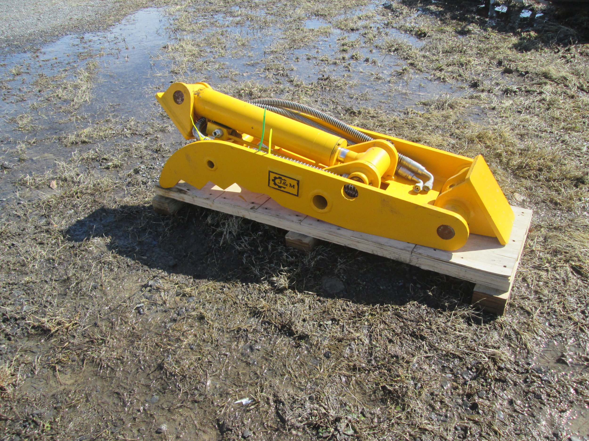 #1216- New J&M 3700 11 1/2"x37" Hydraulic Thumb - REGULAR PRICE $2,413.95 CASH OR WIRE TRANSFER PRICE IS