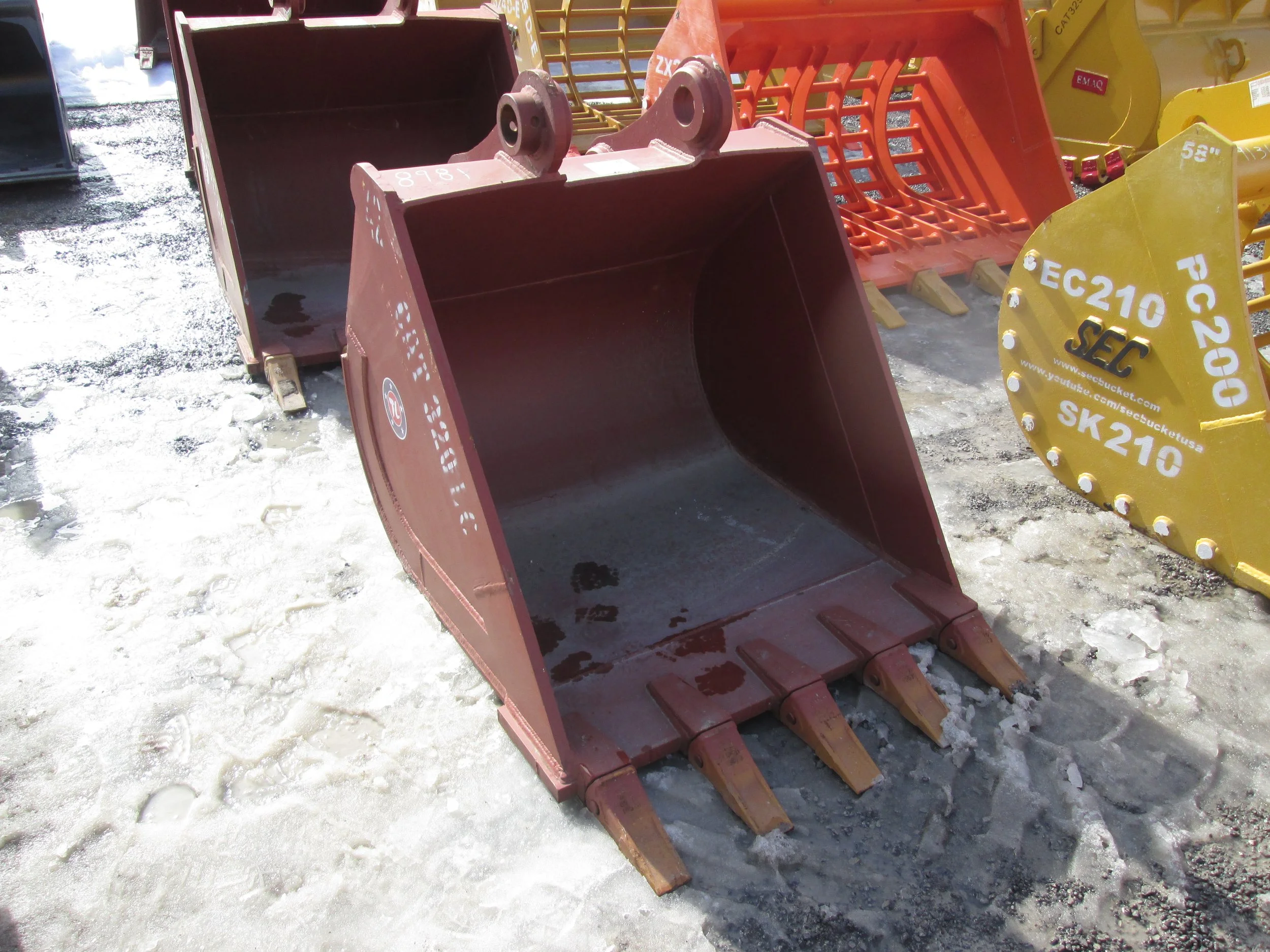 #9177- 42" NEW TL Tooth Bucket CAT 320-323, Hitachi, John Deere 150-200 - REGULAR PRICE $2,623.95 CASH OR WIRE TRANSFER PRICE IS (SALE)