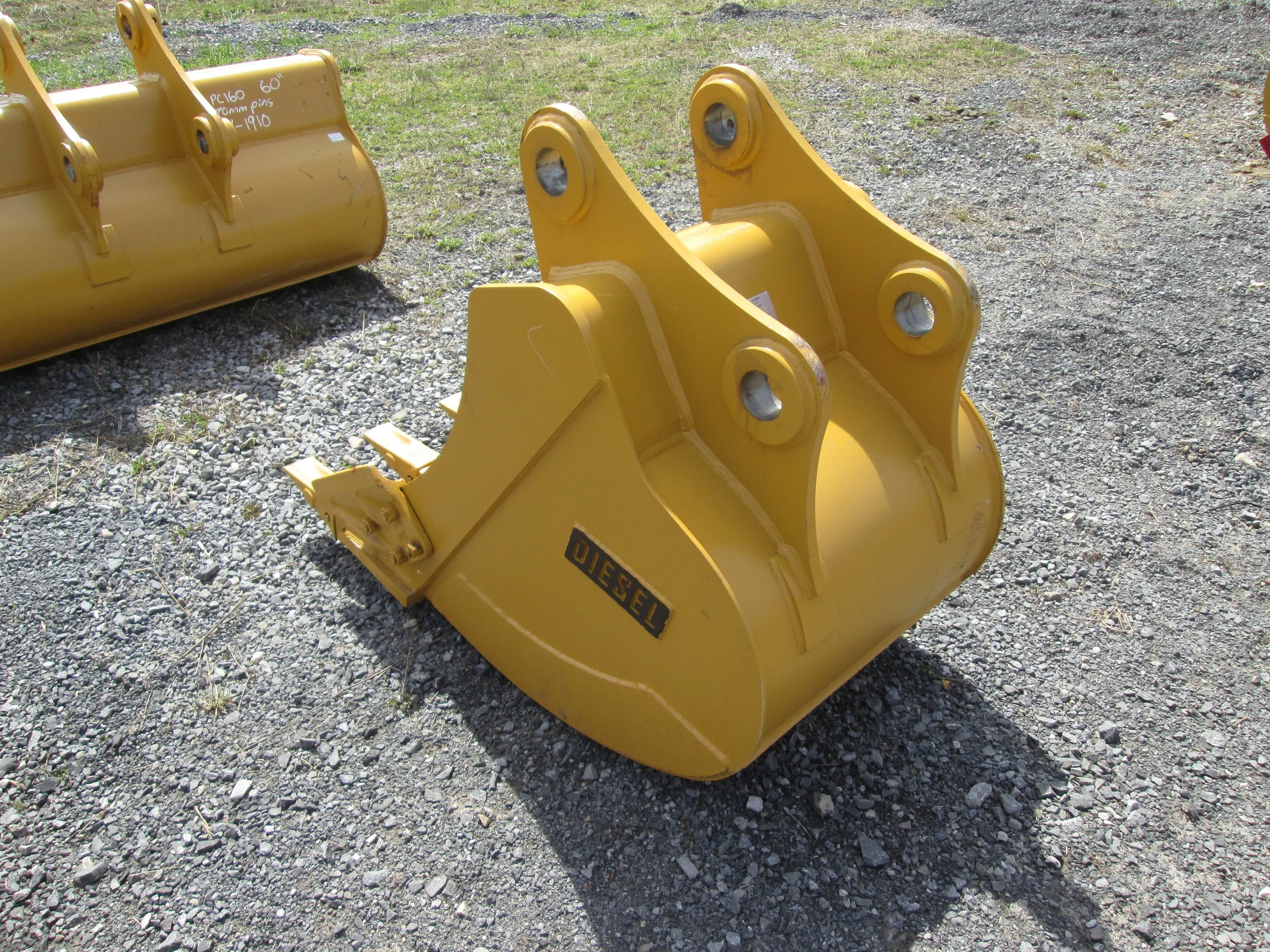 1915 DE 30in Tooth Bucket (04.17.19) a.JPG