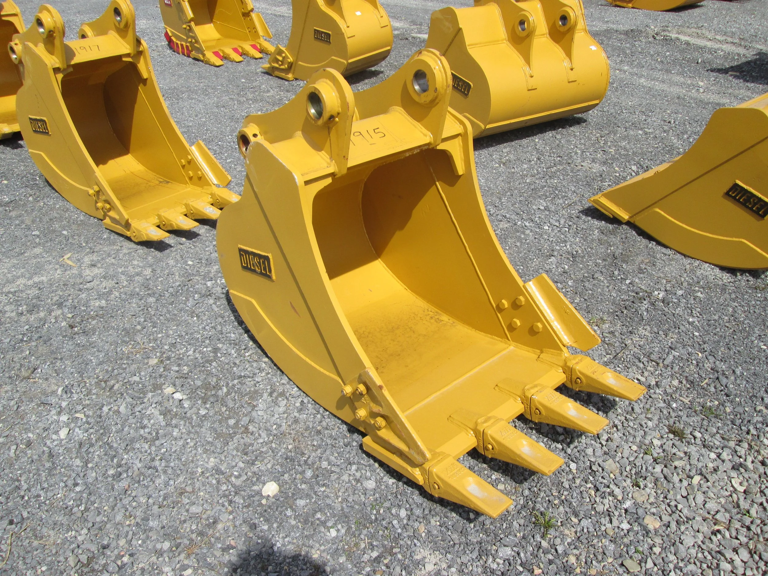 #1915- 30" New DE Tooth Bucket CAT 315 316 317 318, Komatsu PC150 PC160 - REGULAR PRICE $2,079.00 CASH OR WIRE TRANSFER PRICE IS (SALE)