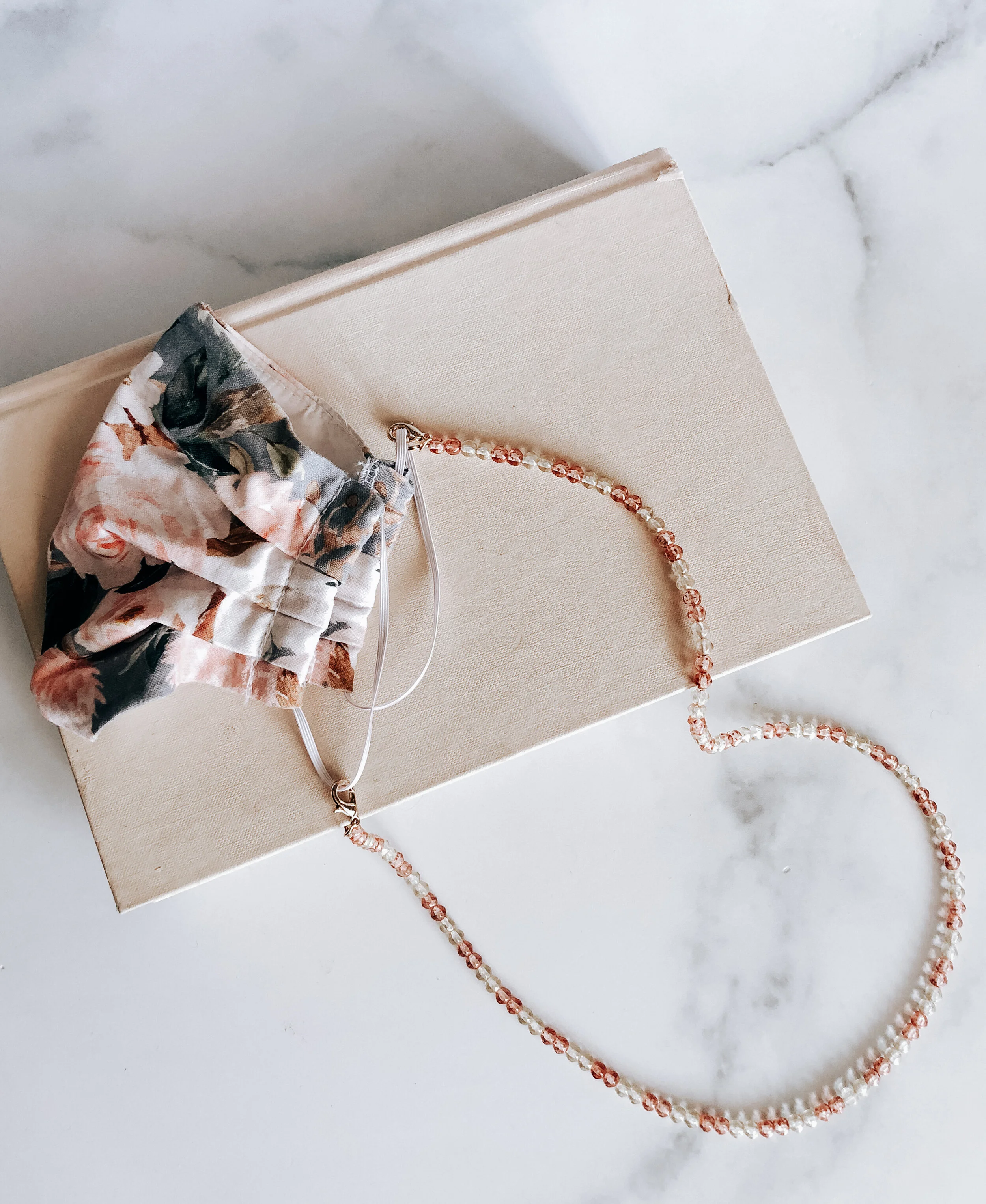 Peaches &amp; Cream glass bead 2-in-1 mask and eyeglasses chain