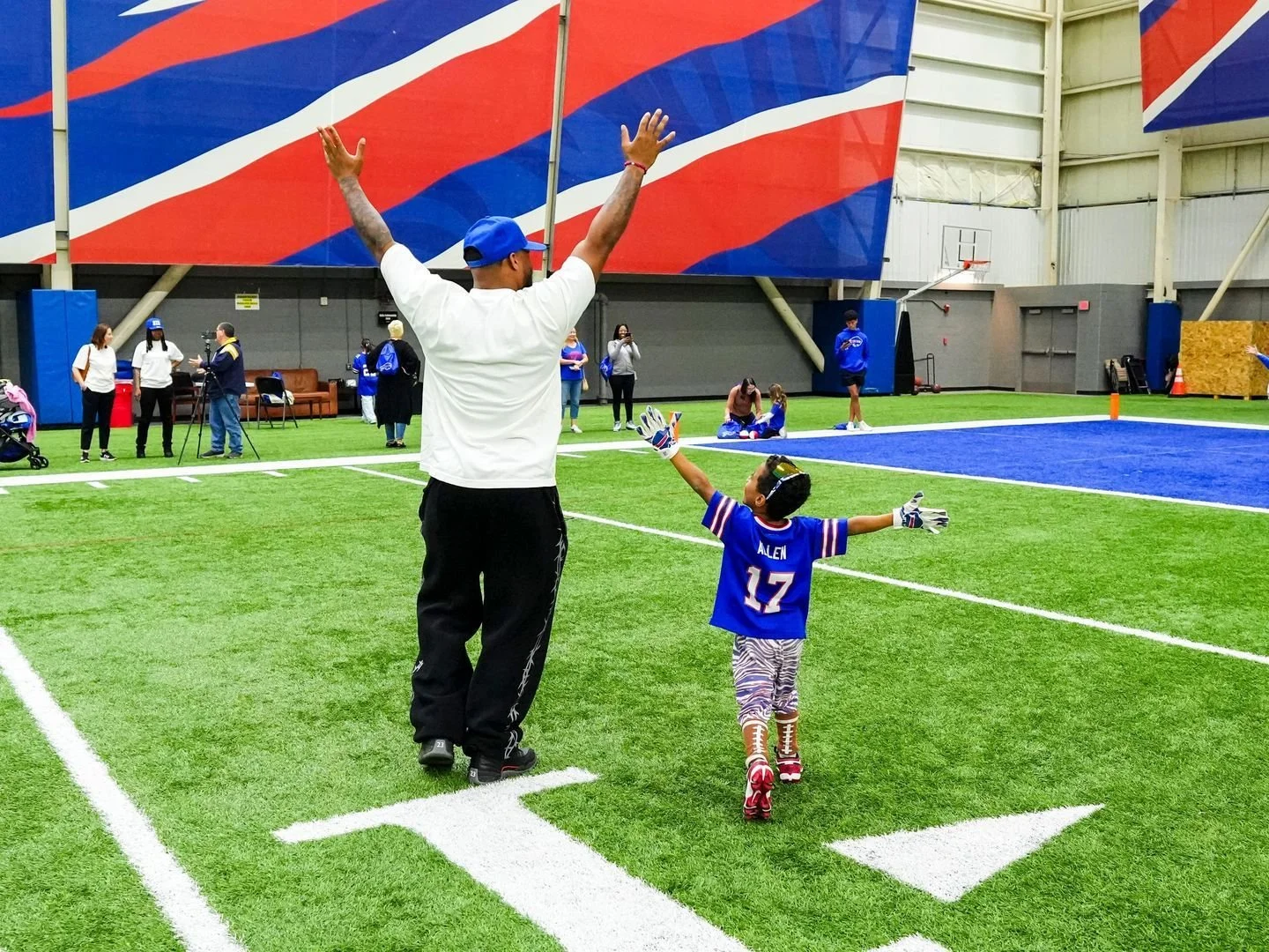 Last week, our client, @hbk_ray, hosted the launch of his Beat the Odds (BTO) Foundation at the @buffalobills training facility, inviting 26 foster kids and their guardians for a behind-the-scenes experience inside the Kaleida Health Performance Cent