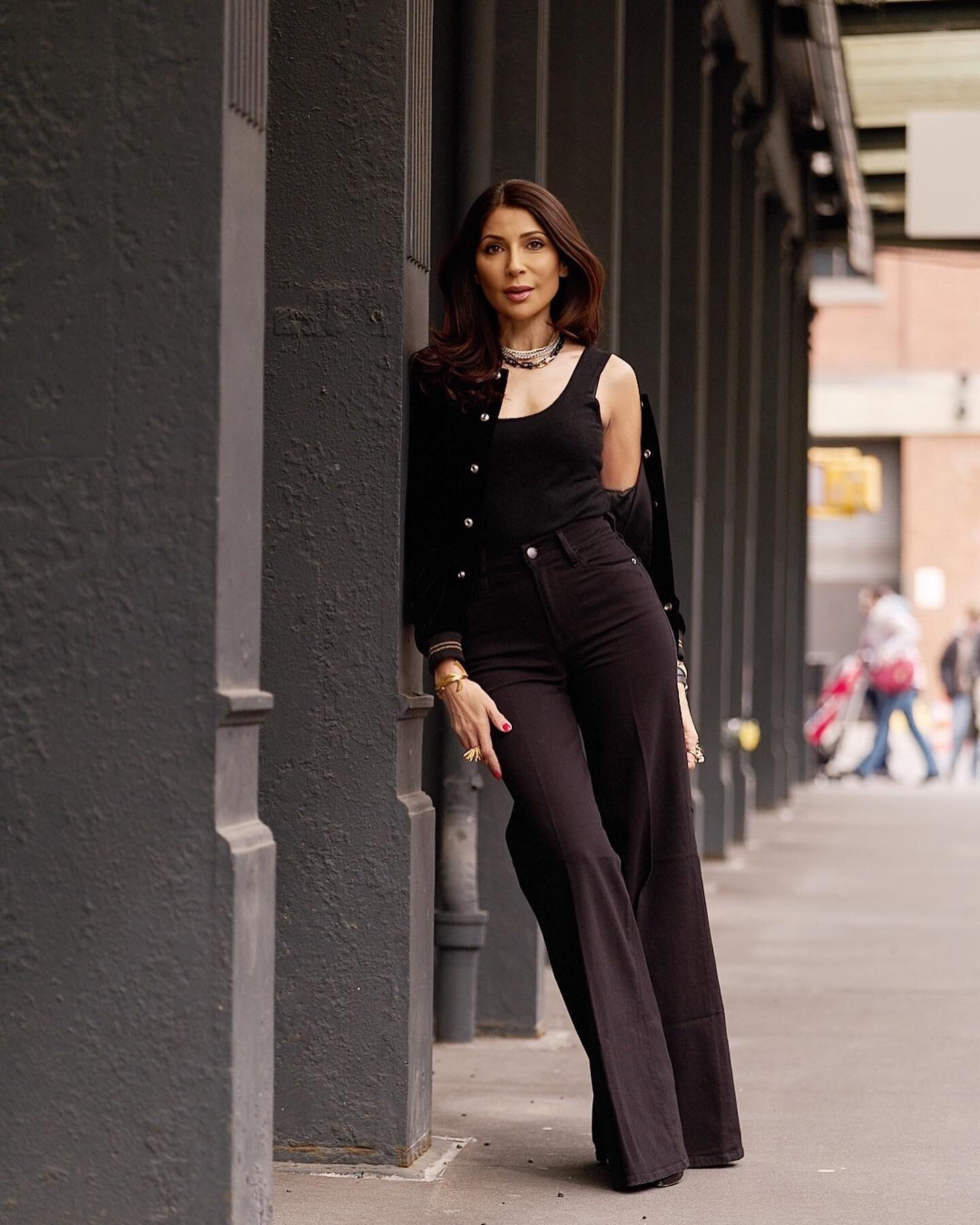 Heading to this city but making a fun stop on the way 🤎
📸 : @jeffthibodeauco 
.
.
.
.
.
.
.
.
.
.
.
.
.
.
.
.
.
.
.
#sobiaashaikh #allblackoutfit #streetfashion #travelblogger #mylifestyle #bomberjackets #streetlooks #whatiwore #contentcreators #ov