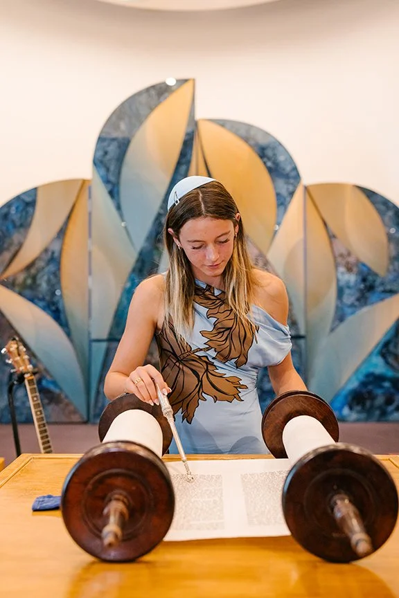 girl-reading-torah.jpg