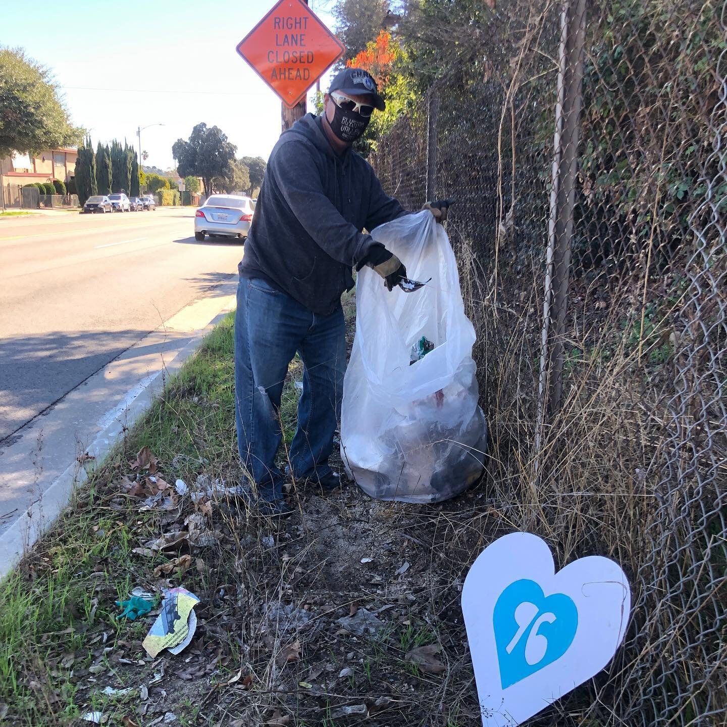 Elysian Valley neighbors and the @lacorps worked hard to clean up all the litter on Riverside Drive, between Gatewood and Elmgrove. So grateful for our #cd13 field deputy, Hector Vega and @mitchofarrell for enlisting @lacorps to support our efforts t