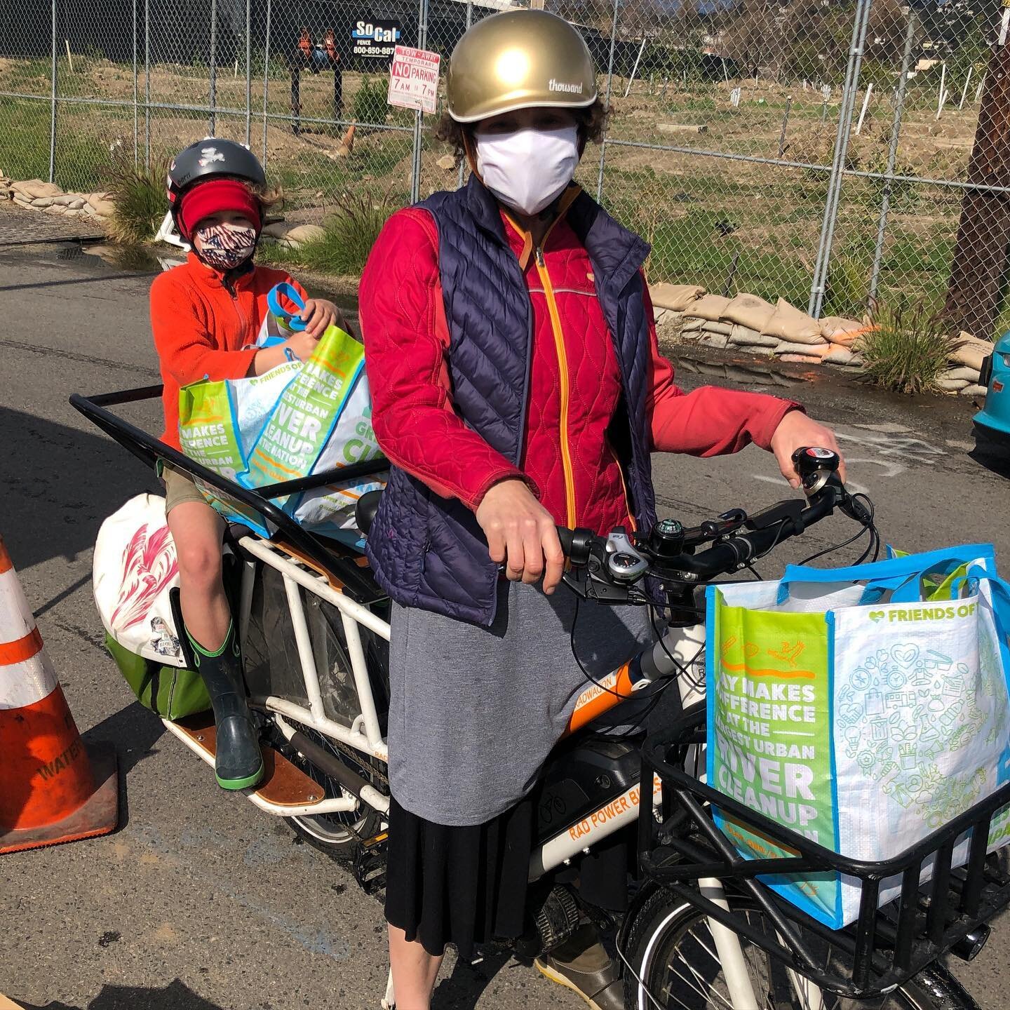 Helping with food distribution through our Mercadito via  @mas4la is a very bike-friendly way to be of service. We will be doing bike deliveries of fresh produce to our community again this Friday! #bike #cargobike #cargobikelife #labikelife #communi