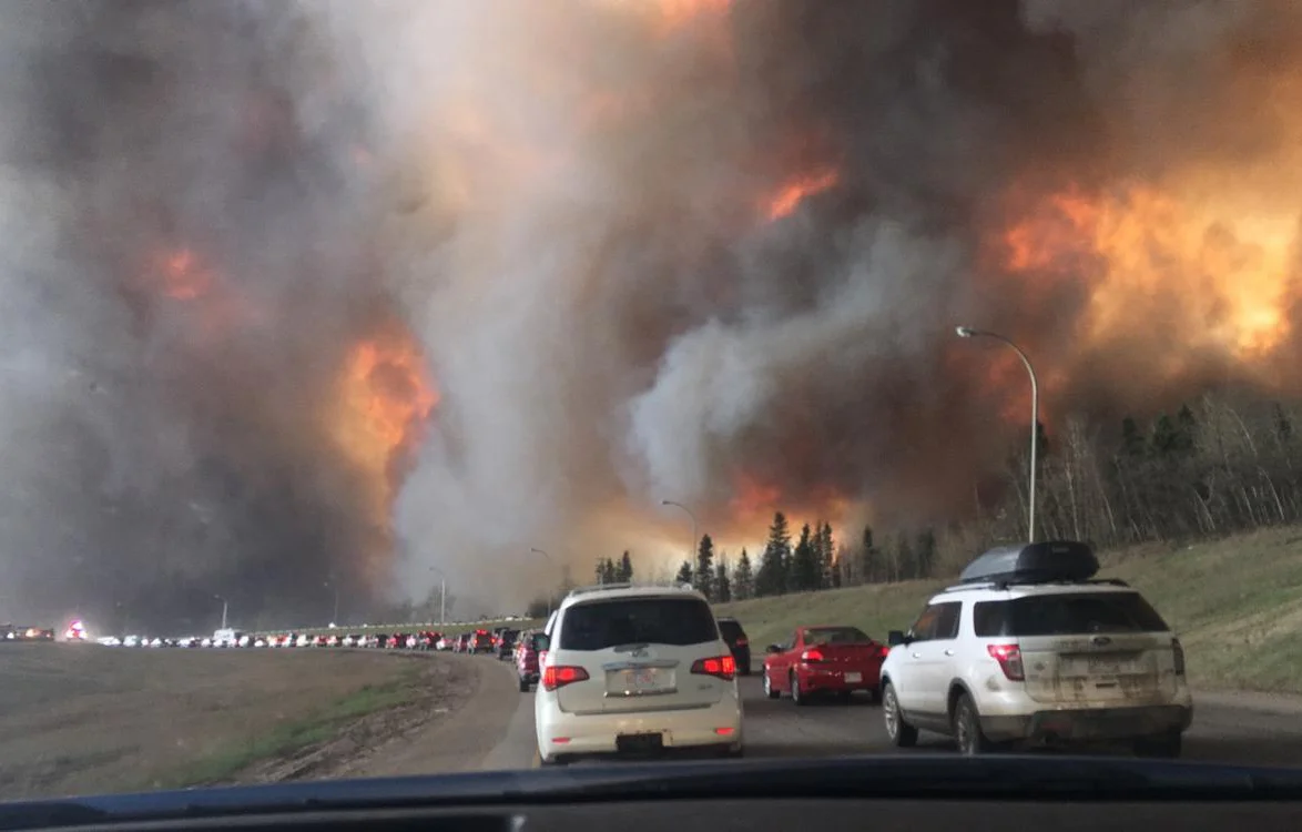 View from a vehicle as residents evacuate Fort McMurray and surrounding areas in 2016. Photo by DarrenRD, Wikimedia Commons .