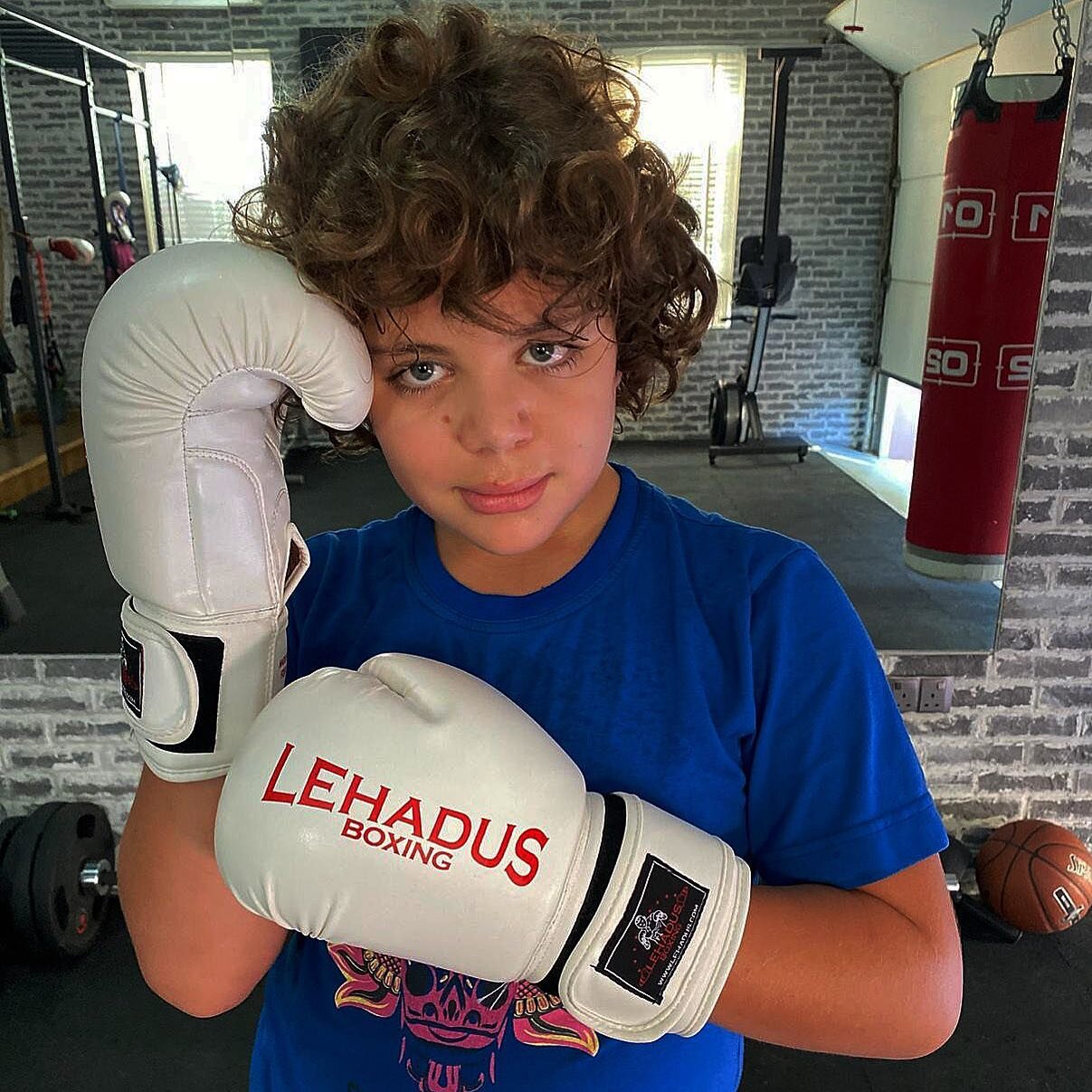 Start them young with @lehadusboxing 
Some benefits of boxing training for kids : 

Self-Discipline.
Confidence.
Healthy Living. 
Stronger and Fit body 
Weight loss and Muscle toning.
Boxing Teaches Values and Ethics.

#dubai #uae #mydubai #dubaiboxi