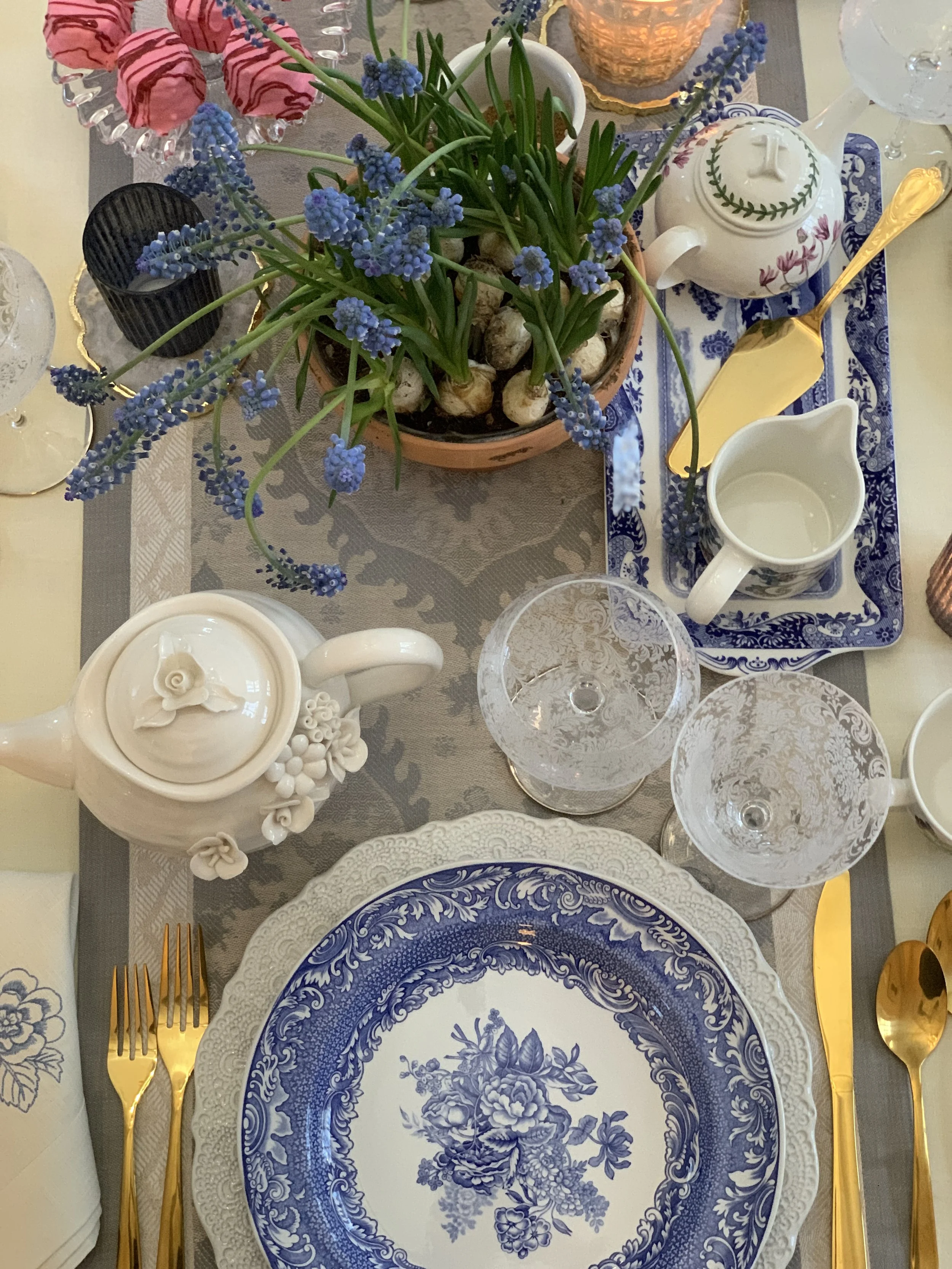 blue and white table setting with spode plate and textured cream charger with grape hyacinth centerpiece