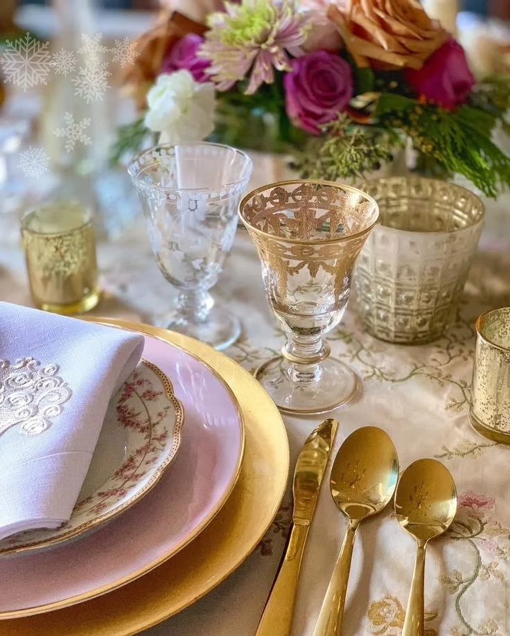 Hand etched glass wine glass with hand painted gold details crafted by Florentine artisans in Tuscany.