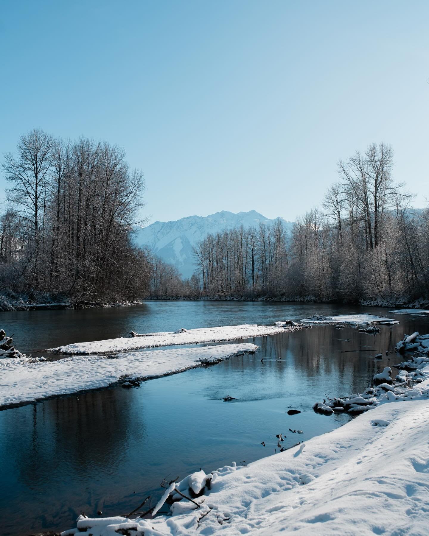 Our beach on the Lillooet River in the winter, captured last week by our favourite local photographer @freeburdscreative ! Enjoy private access to this beach when you stay with us. Just a 2 min walk from the guest lodge.