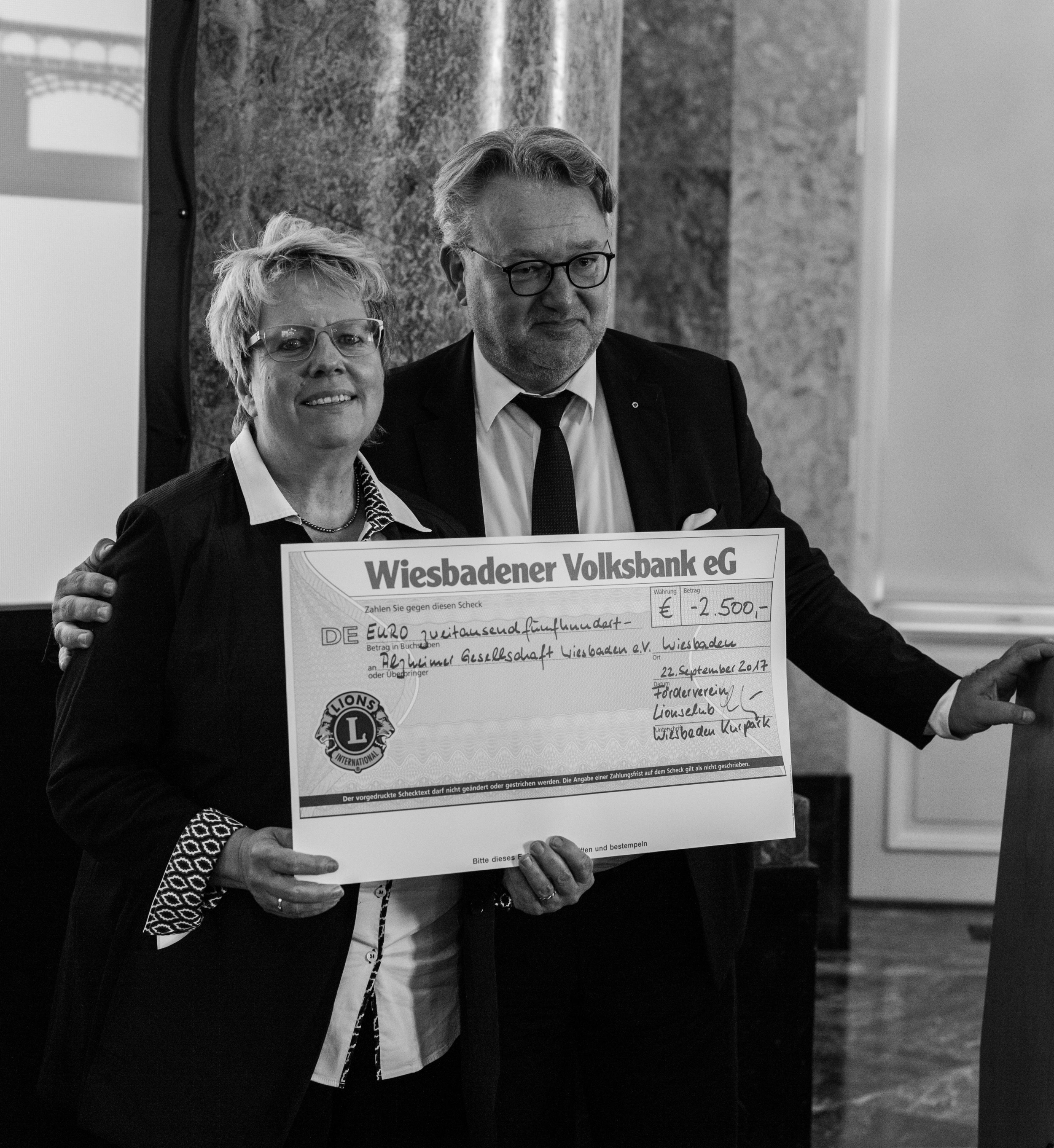 Von Links: Daniela Nels (1. Vorsitzende der Alzheimer-Gesellschaft Wiesbaden e.V.) und Hans-Christian Kluttig, Präsident des Lions Club Wiesbaden Kurpark