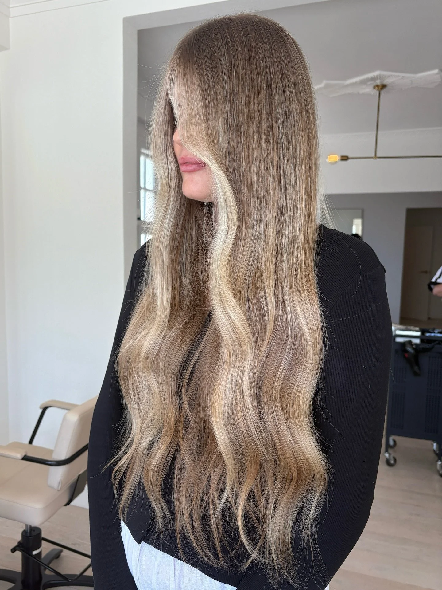 Obsessed with &ldquo;natural but better&rdquo; foiling ⭐️💫 adding dimension and enhancing natural colour without over doing it

#livedinhair #livedinblonde #naturalblonde