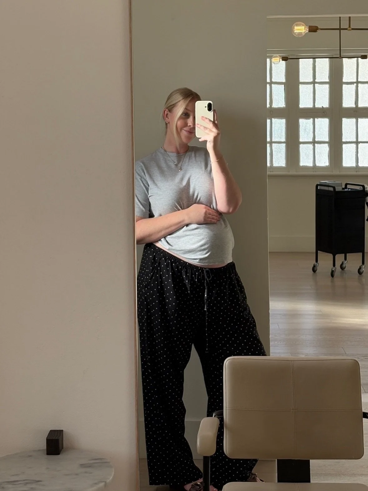 Dressing for comfort in salon with an ever growing bump 🤰🏼