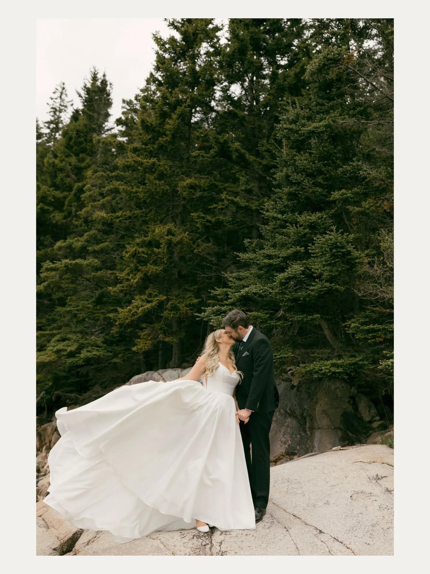 Kelsey + Devon at the ever-dreamy @aragosta.maine last weekend&hellip; absolute magic. Loved spending the weekend in Downeast Maine with these two and their people. 🫶🏻 

Vendors:
Venue - @aragosta.maine 
Photographer - @alannahoganphoto 
Florals - 