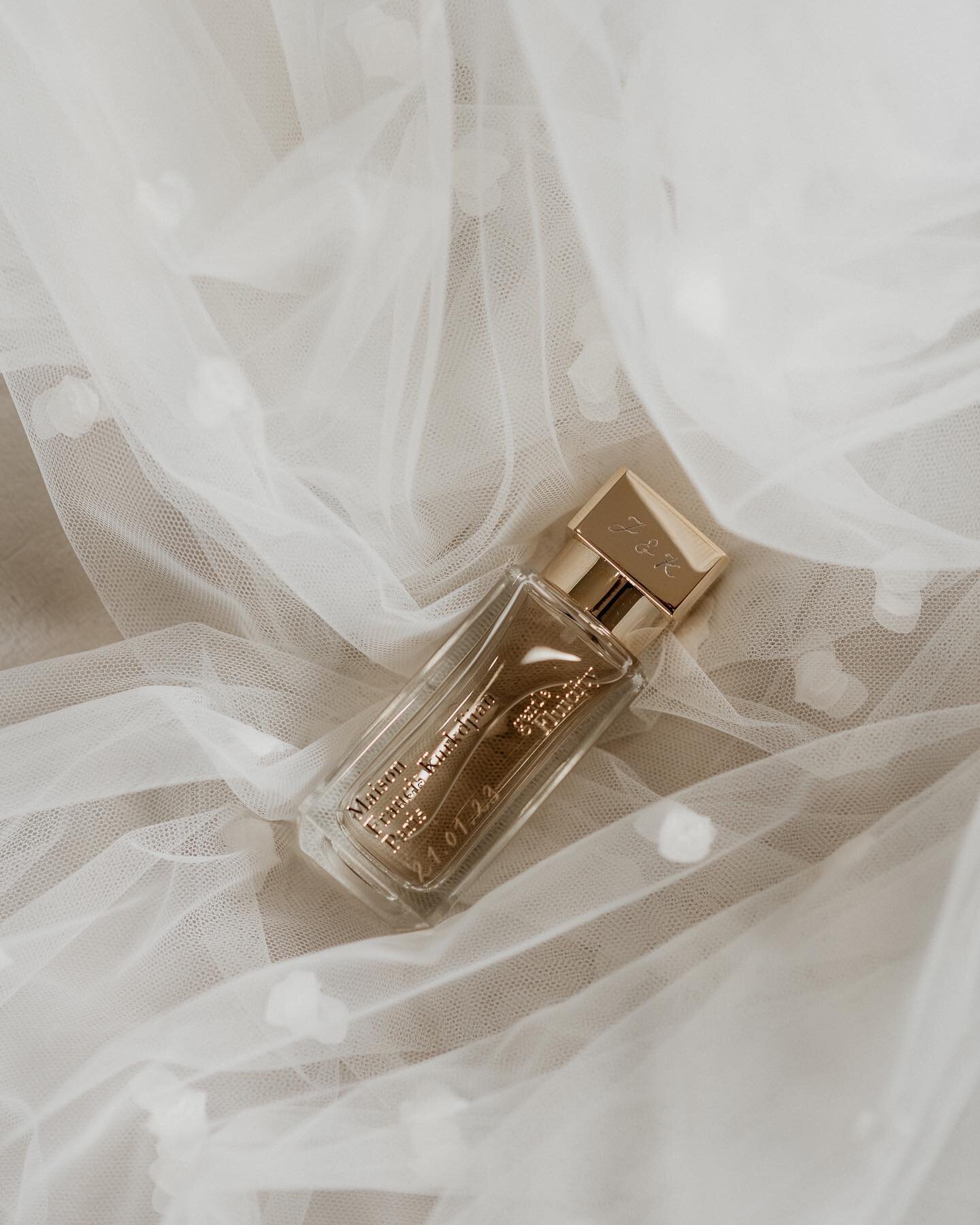 Wedding day scent engraved with the details ✨