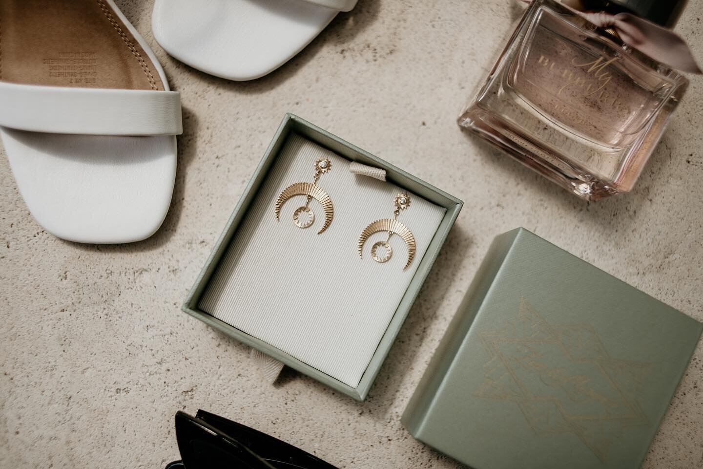 Wedding day details - love love a pair of good earrings! Especially these @zoeandmorgan ones 😍