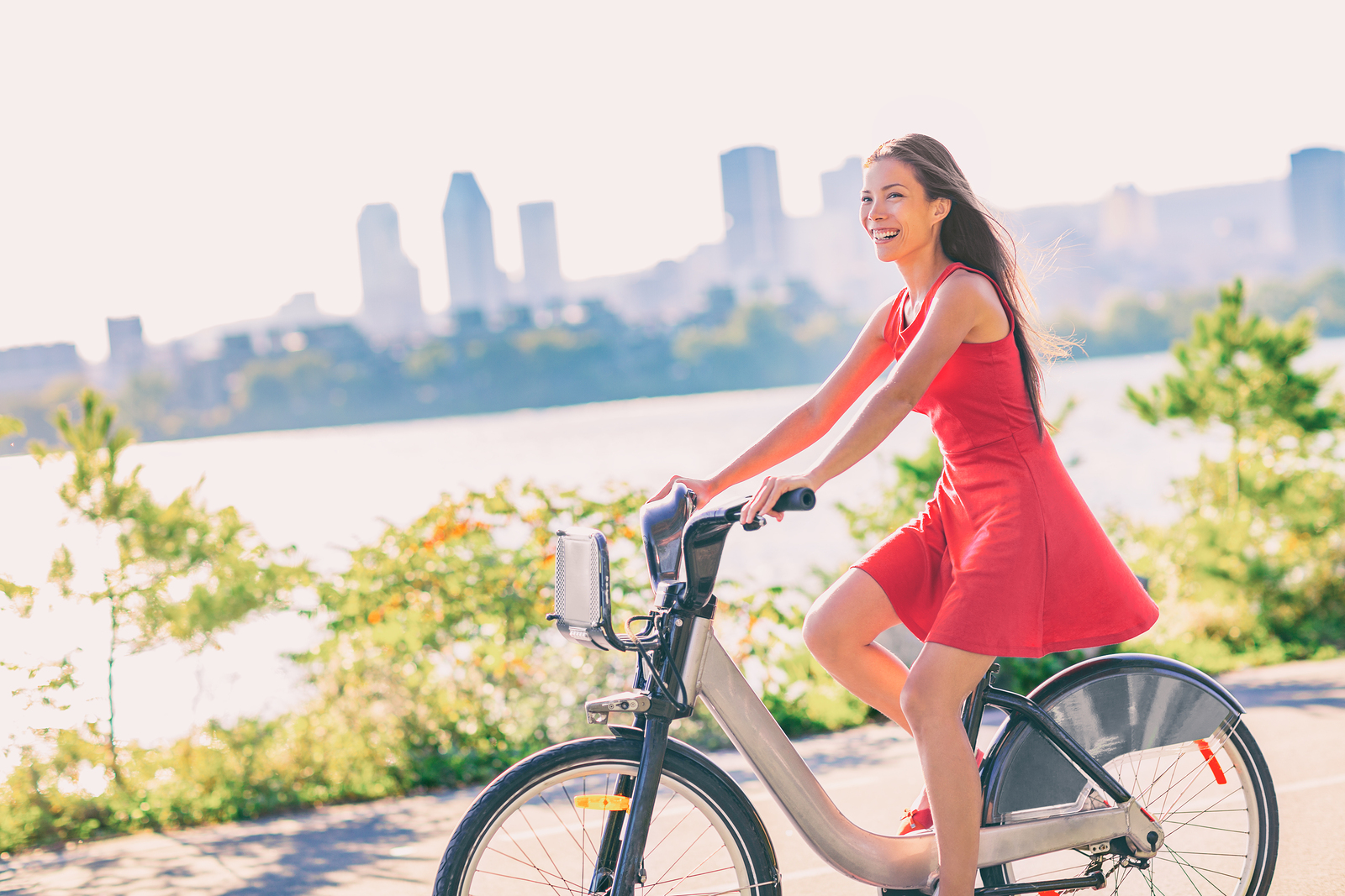 Девушка на велосипеде Десна. Девушка с каре на велосипеде. Картина девушка на велосипеде. Книга с девушкой на велосипеде.