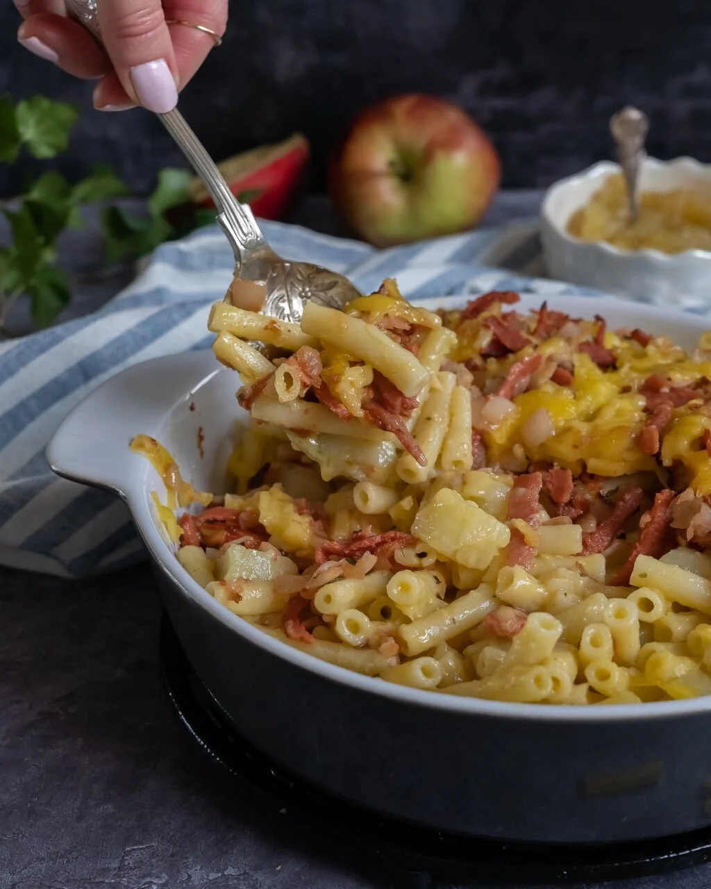 🧀 Swiss Mac N Cheese with a Crispy ‘Bacon' Topping (Vegan) — A Vegan Visit