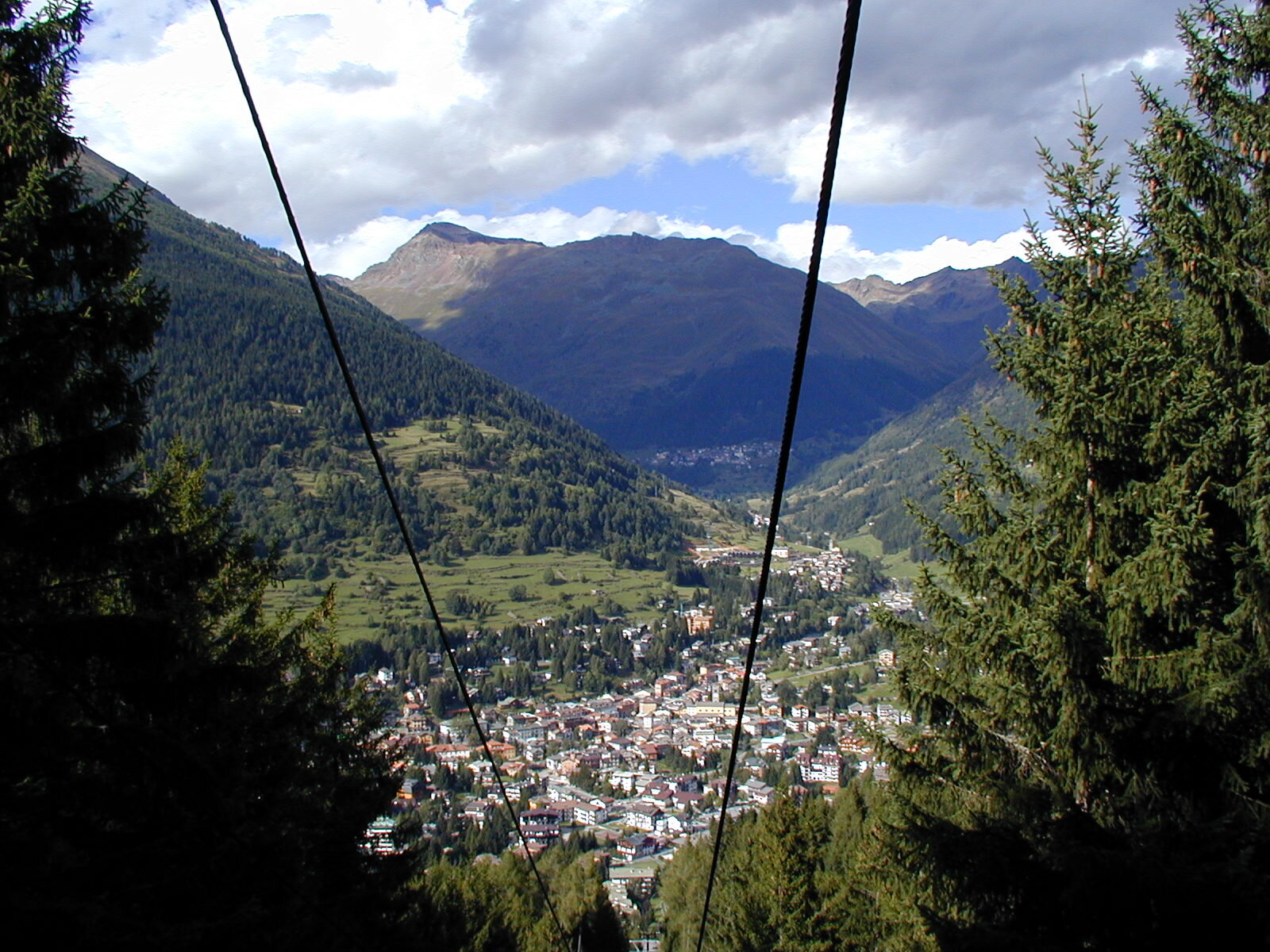 Ponte_di_Legno_visto_dalla_seggiovia_-_Ponte_di_Legno_3_settembre_2000.jpeg