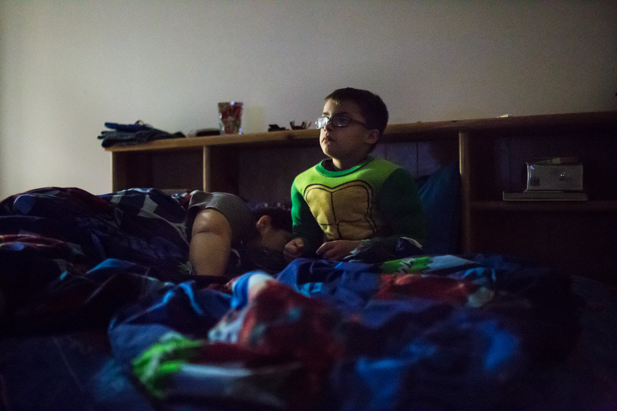 Bettina falls asleep while Treven watches Jumanji to calm down. Being a night owl, Treven needs medication to fall asleep, and his mom usually hugs him while watching a movie in his room to help him relax.