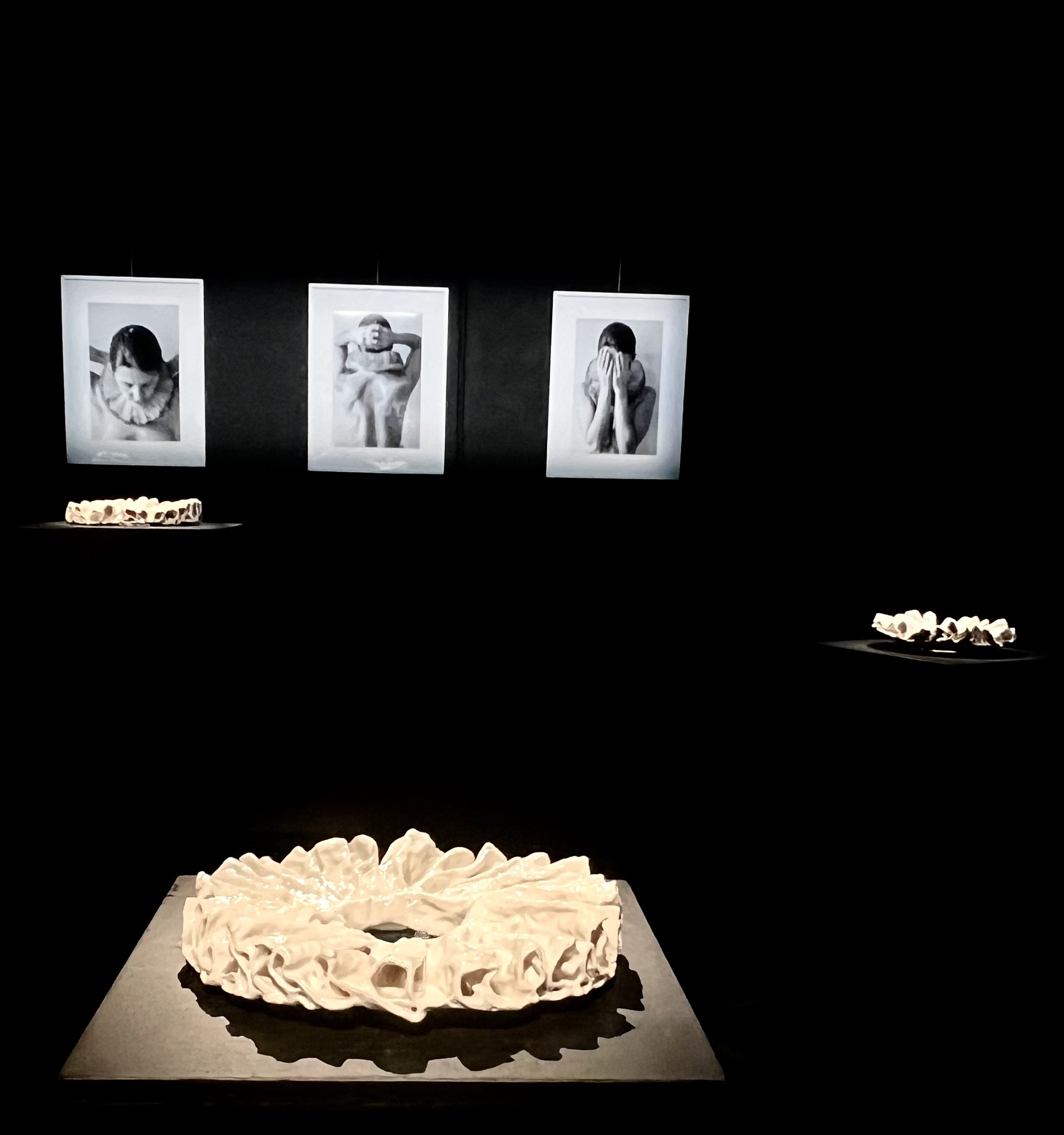  ©Carmen Mariscal, vista de la instalación de «La hermana de Shakespeare». 