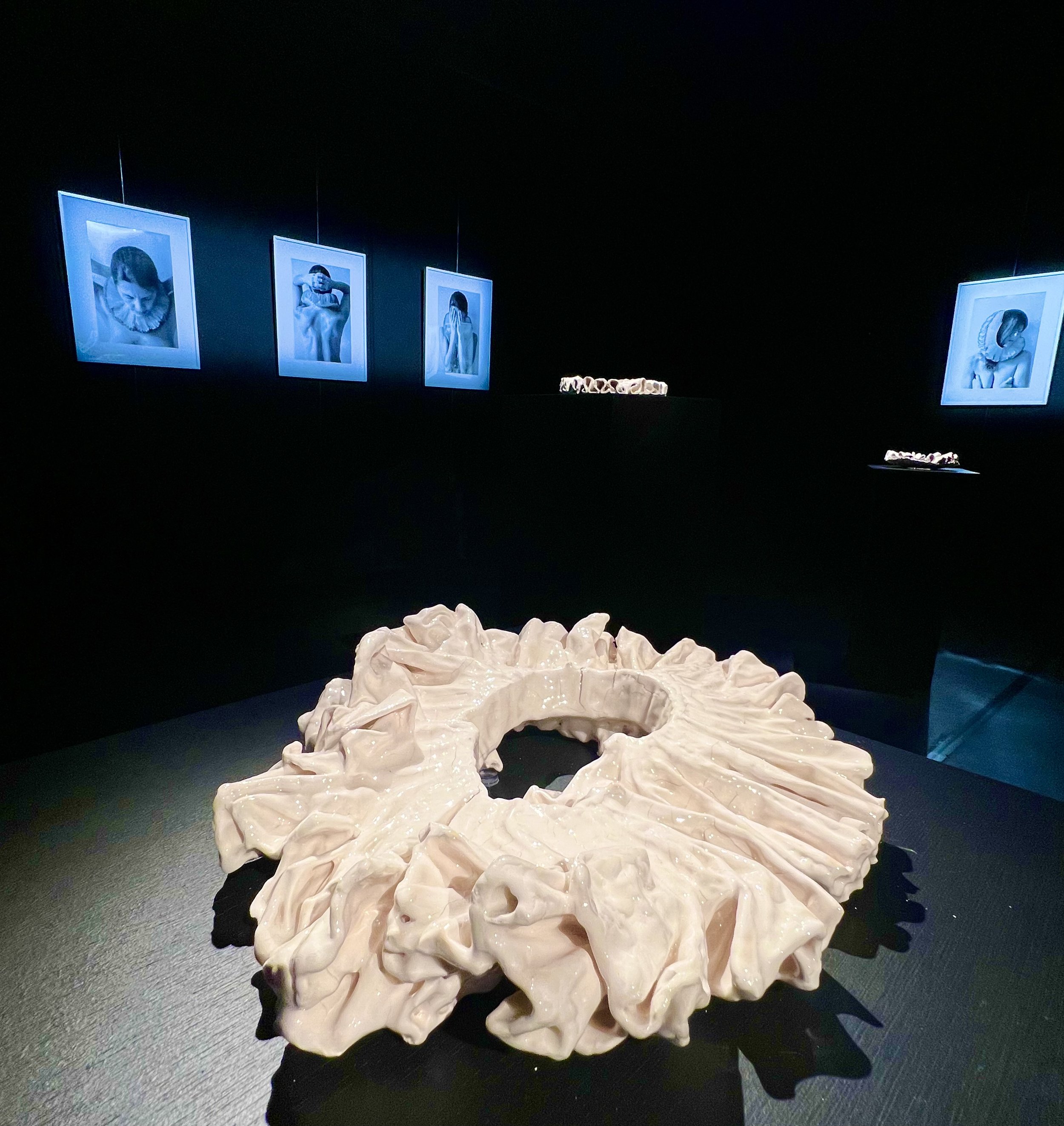  ©Carmen Mariscal, vista de la instalación de «La hermana de Shakespeare». 