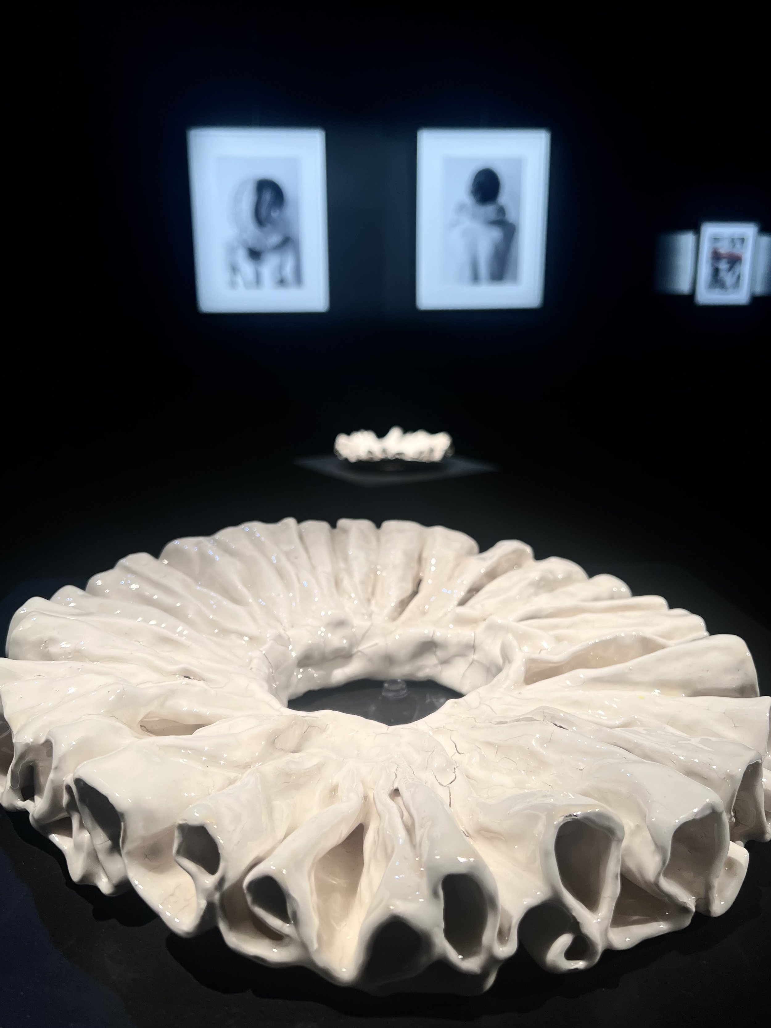  ©Carmen Mariscal, vista de la instalación de «La hermana de Shakespeare». 