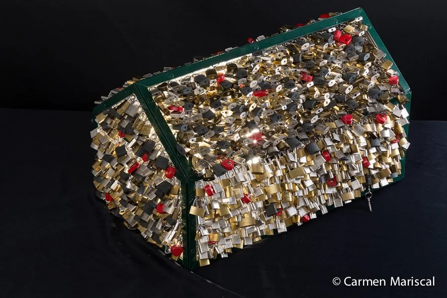   Chez Nous (Casa-Candado), 2018   Acero, latón, aluminio 31 x 31 x 53 cm  Foto © DupifPhoto, París  