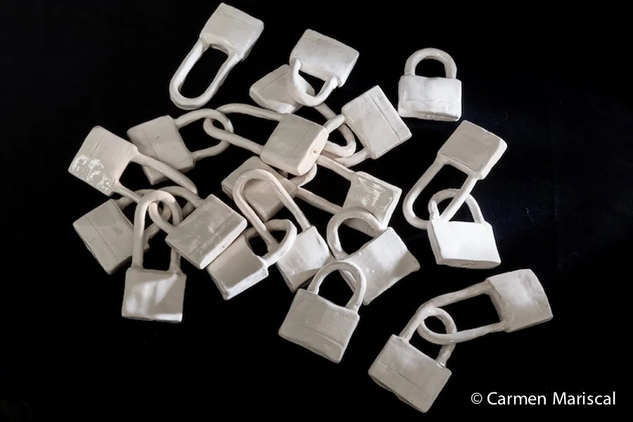   Contigo, 2018   Candados hechos en cerámica 8,5 x 6 x 1,5 cm y 11,5 x 5 x 1,5 cm  Foto © DupifPhoto, París  