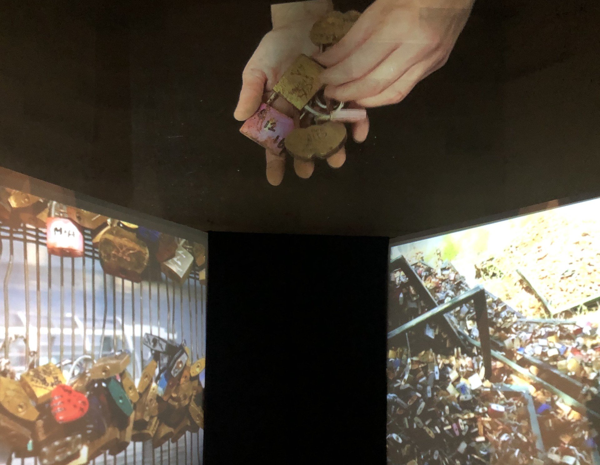   The Cementery of Love - Video Installation  Video direction: Carmen Mariscal Image production: Caroline Emmet Bourgois Sound design: Chloé Catoire Editing: Vanessa Basté Technician: Marcel Montes de Oca Credits: © Carmen Mariscal 