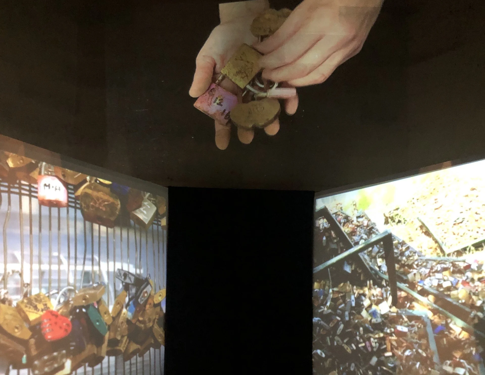   Le Cimetière de l'Amour - Vidéo-installation  Direction vidéo : Carmen Mariscal Production des images : Caroline Emmet Bourgois Création sonore : Chloé Catoire Montage : Vanessa Basté Technicien : Marcel Montes de Oca Crédits : © Carmen Mariscal 