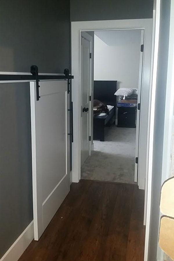 定制振动板门 - 定制尺寸的门可以订购任何宽度或高度，以用于独特的应用，例如在Nutana这个新建房屋中的楼梯下的摇床门。雷竞技体育平台