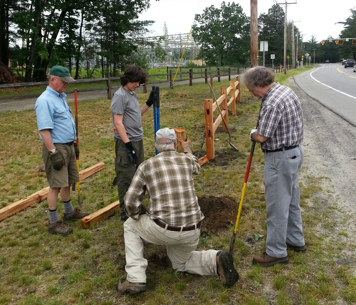 Our Volunteer Work Crew installed a new fence at the trail parking area near the Goffstown Junior Baseball fields. Membership funds and generous donations from Hannaford Supermarkets and the Manchester Marathon Association contributed to the purchase of this split rail fence that now clearly marks the entrance to the parking area (especially after snowstorms!)