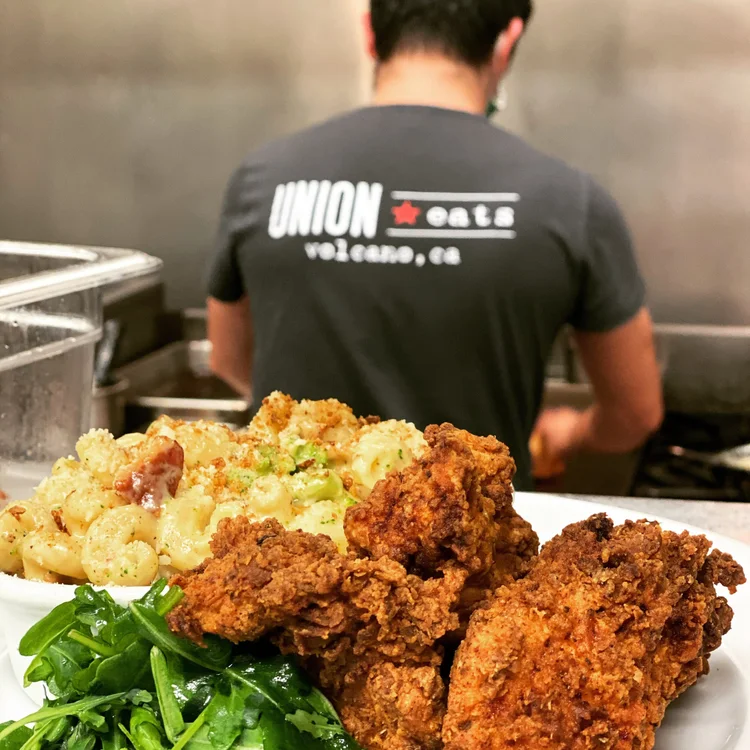 Volcano Fried Chicken with mac n' cheese