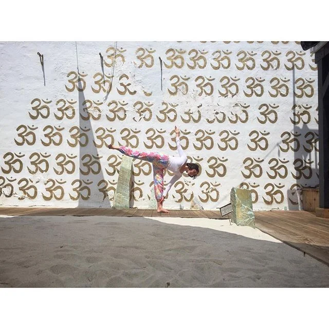 Finding my Om 🙏😂
.
.
.
#californiadreaming #santamonica #zenzone #happyplace #halfmoon #balance #kismet #yogalife