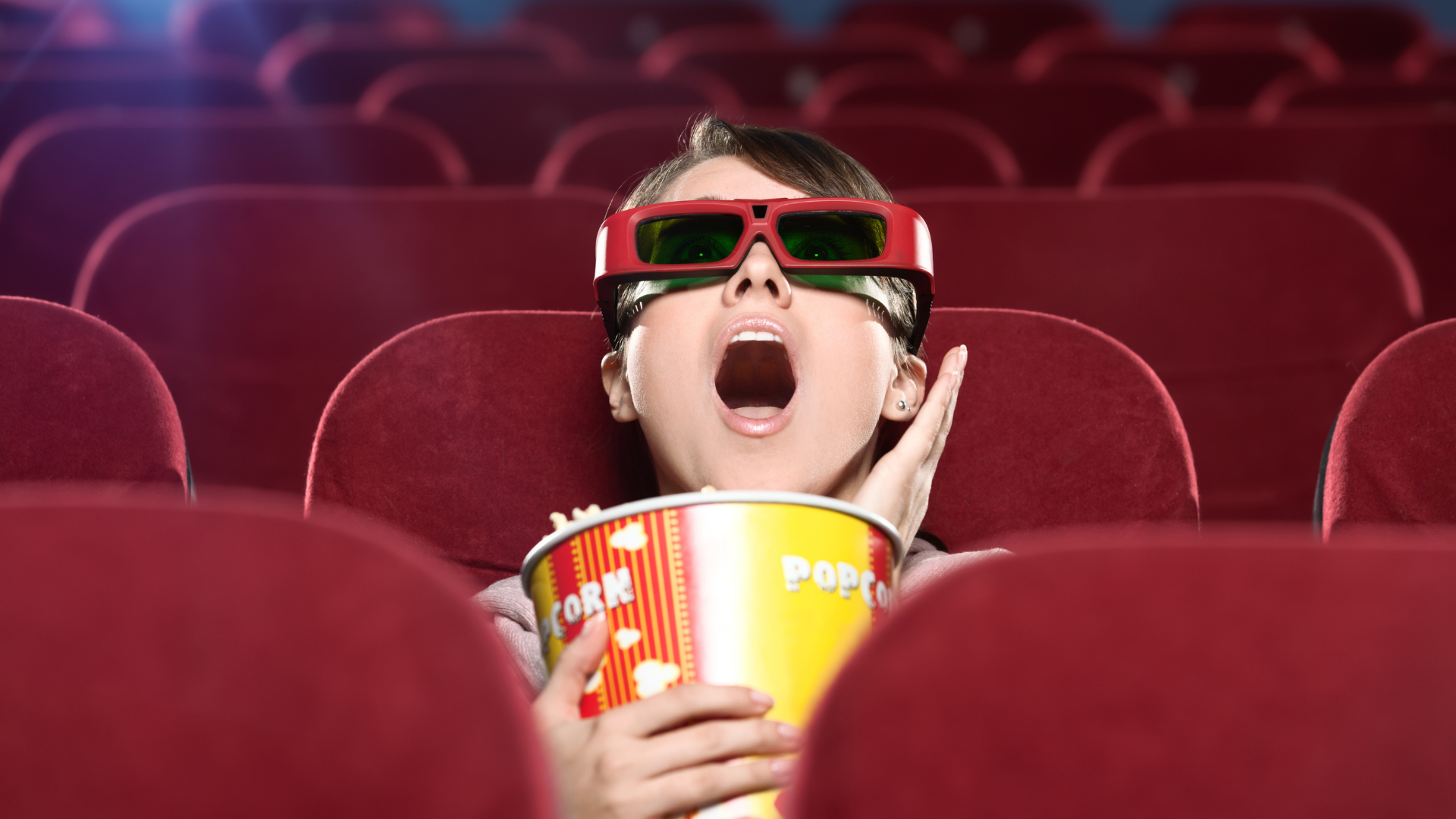 We can go to the cinema. Зрители в кинотеатре. Кинозал с людьми. Зрители в кинозале. Дети в кинотеатре с попкорном.