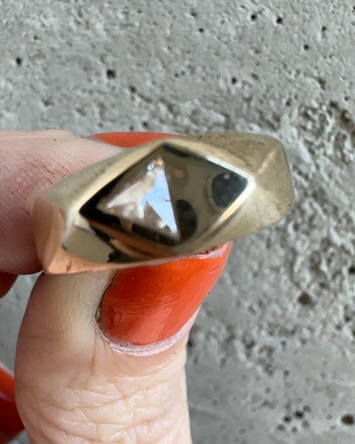 ✨new✨

Reflection Ring with white diamond. DM for more info. 

#adelinejewelry #signetring #showmeyourrings #alternativeengagementring #alternativebridal #luxuryjewelry #modernclassics