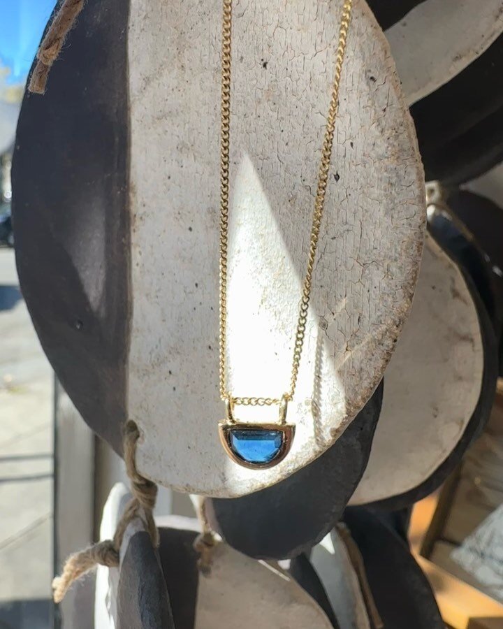 Brand new necklace! Made its debut at my trunk show with @shopesqueleto. 

A half moon portrait cut sapphire encased in 14k yellow gold. 

DM for info! 

#adelinejewelry #bespokejewelry #modernistdesign #sapphirenecklace #neckmess #pendant #oneofakin