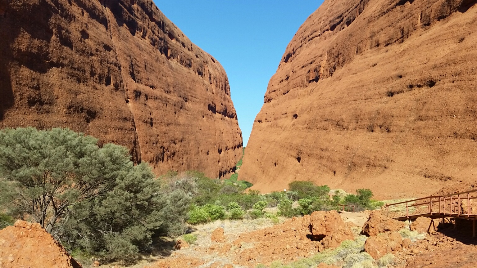 Kata Tjuta, near Uluru (Ayers Rock).jpg