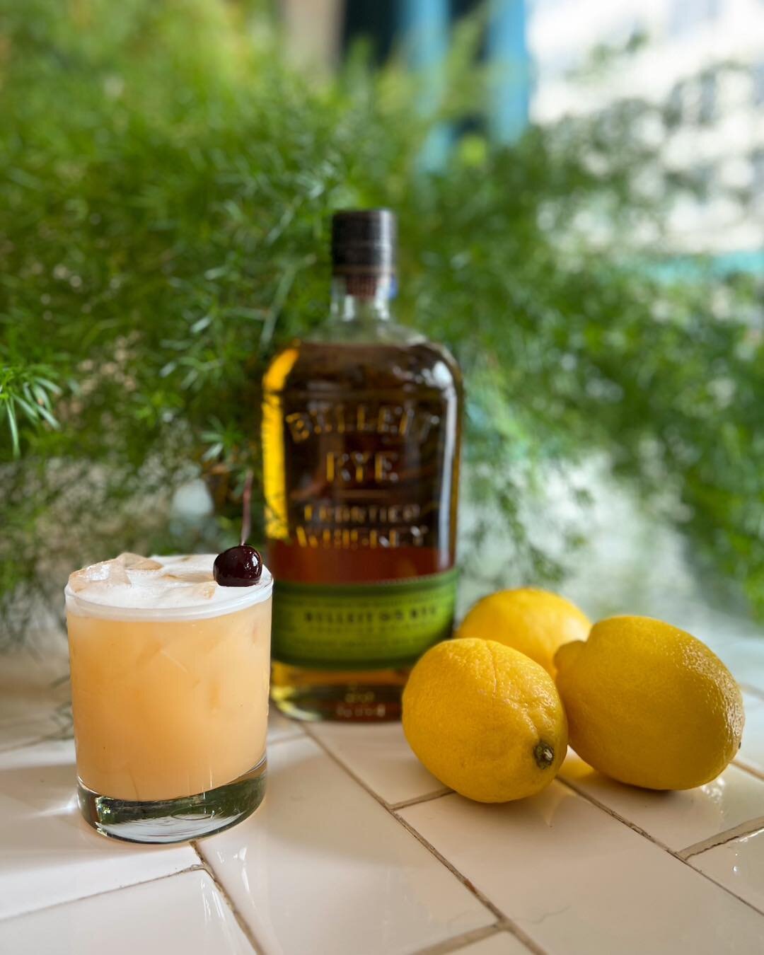 Today is World Cocktail Day!🌎
Come celebrate with us, the only way we know how&hellip;. with cocktails! Like this delicious classic Whiskey Sour made with Bulleit Rye Whiskey.🥃 #paramountballroom #cocktailbar #thisisdowntowncheyenne