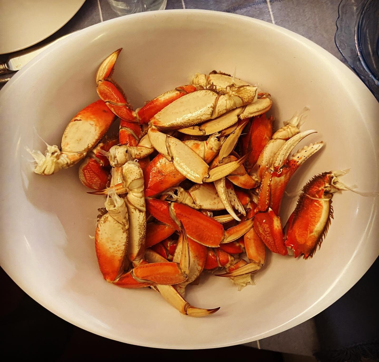 Good old fashion #oregoncoast #greekstylefood #crabcrackin Amazing fresh big #crabs from @thefishpeddler : $5.95 a lb! Served with #greeksalad #humous @boulangerschatnoir  #blackpepper + #confitgarlic #buttercandle house made #sourdoughchiabatta