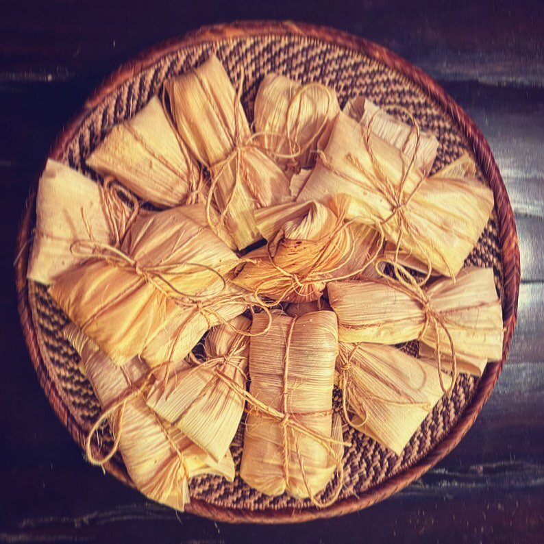 #tamales filled with #roastedpintobeans #cojitacheese #greenhatchchile #quesooaxaca #greenonions #roastedtomatosalsa🍅